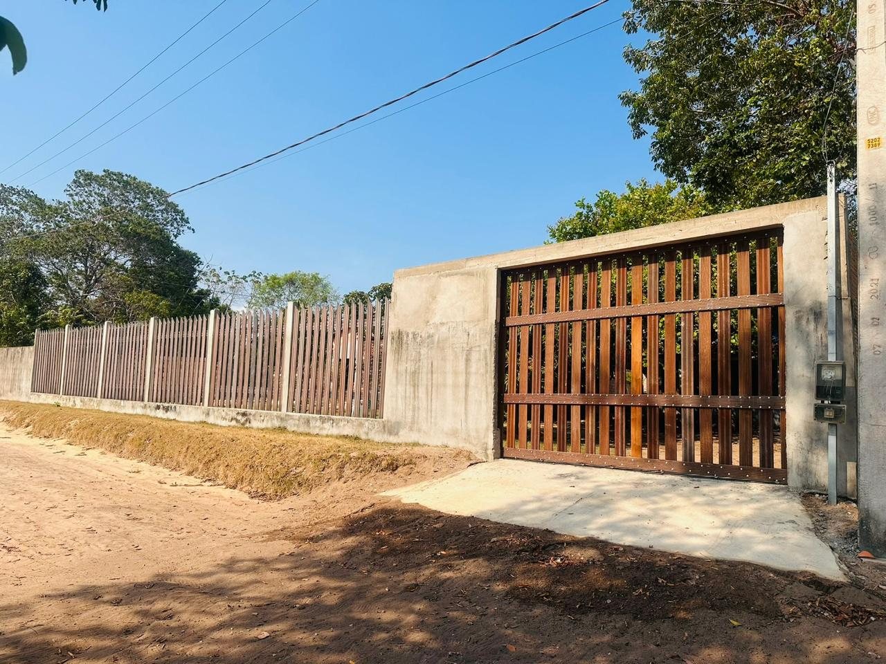 Casa com varanda e terreno amplo para temporada em Alter do Chão