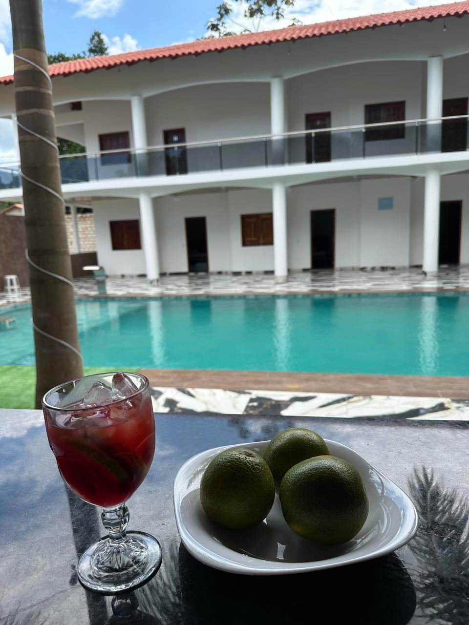 Piscina — Área de lazer durante o dia