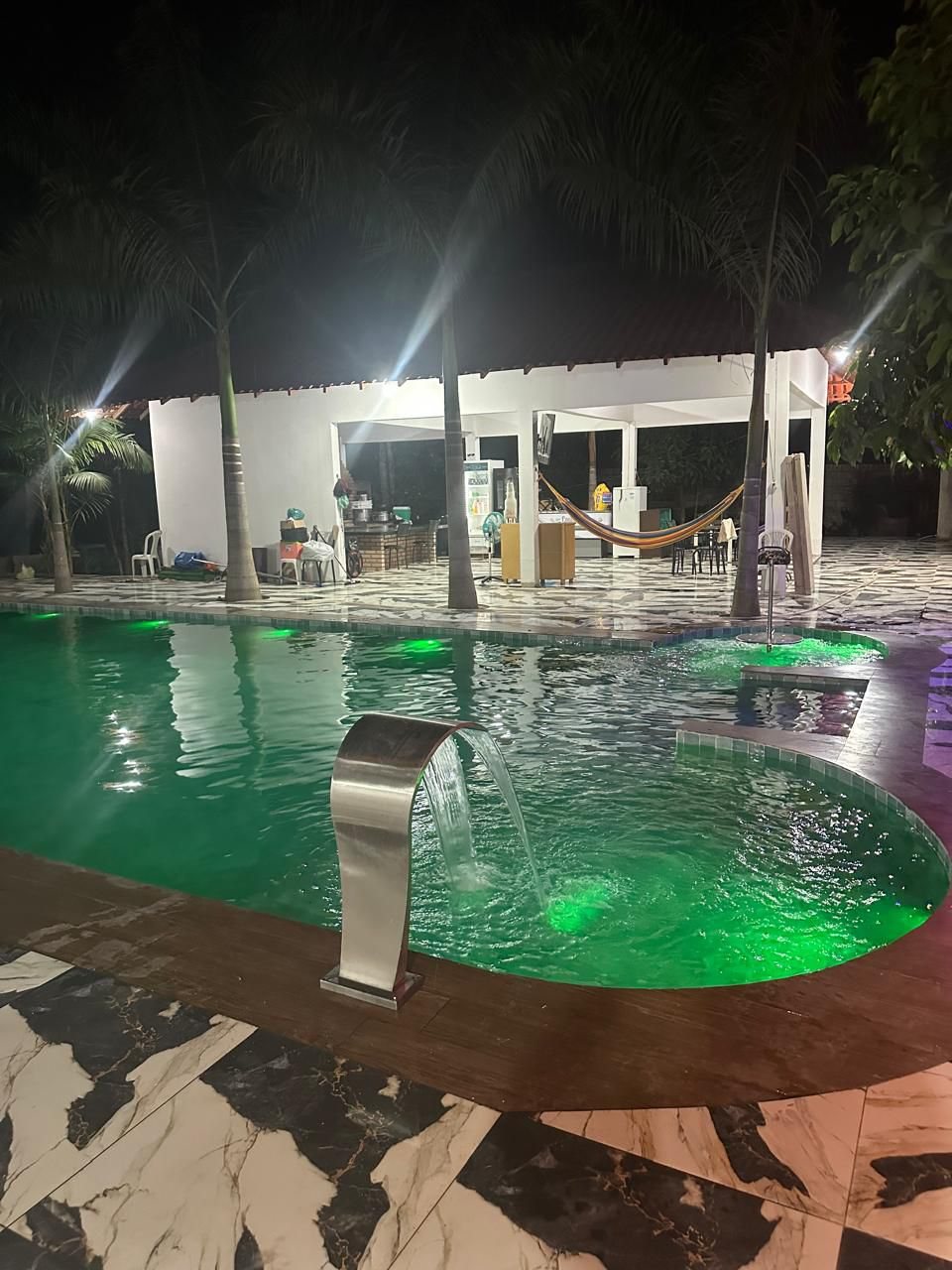 Cascata — Piscina iluminada