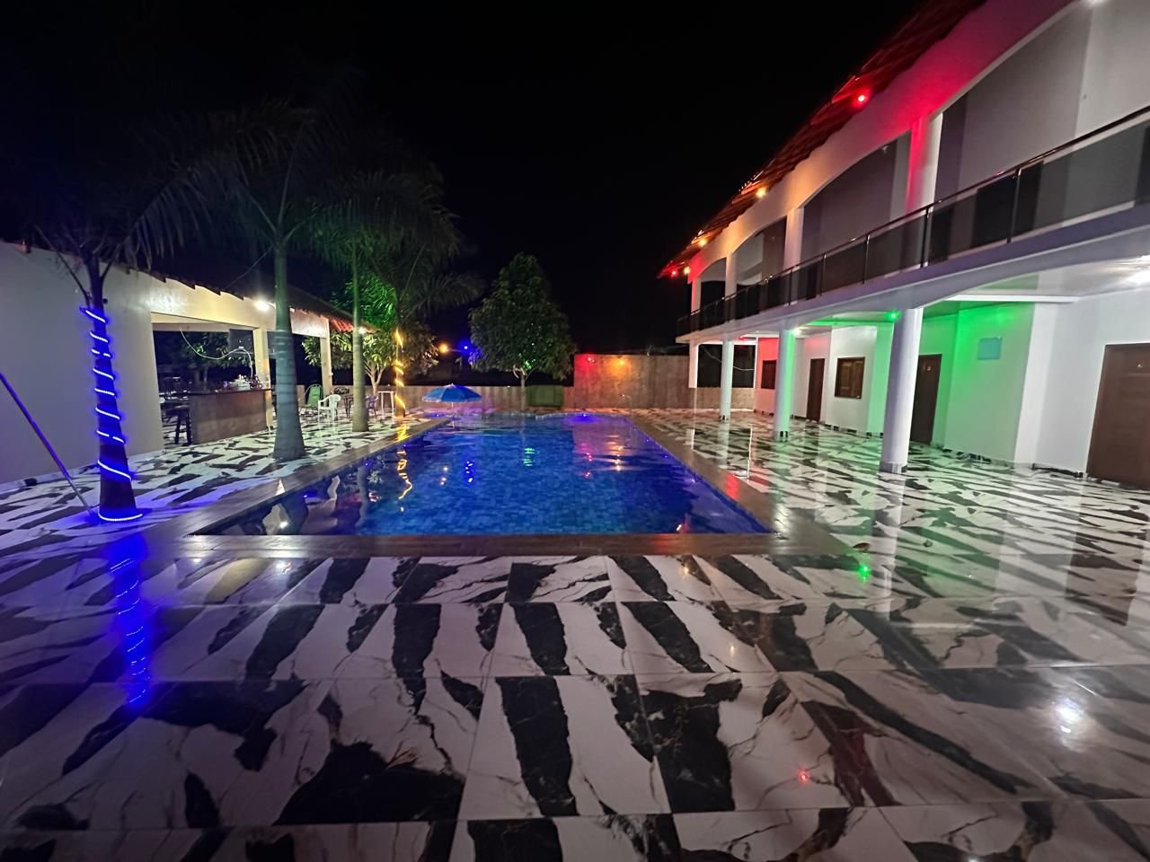 Pousada Chalé Caribe — Fachada e piscina